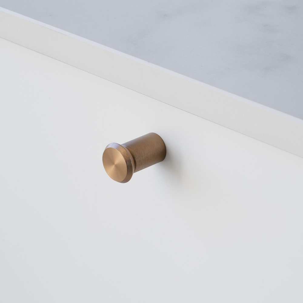 Knop Fase Ø23mm - Mørk Børstet Messing